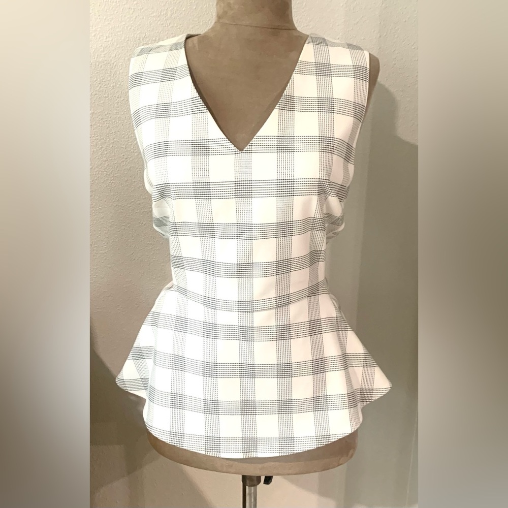 New York and Company Flare Out Top. Size Medium Brand New